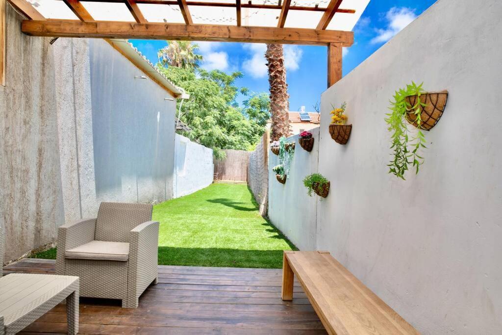 Homey Apartment Near The Beach Hadera Exterior photo