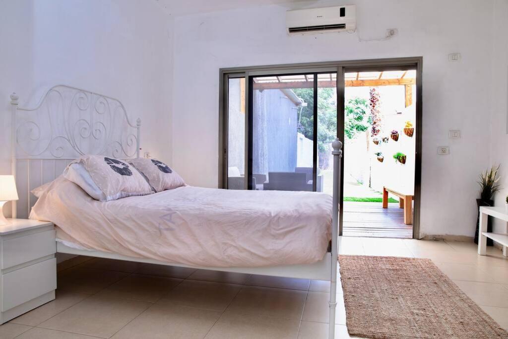 Homey Apartment Near The Beach Hadera Exterior photo